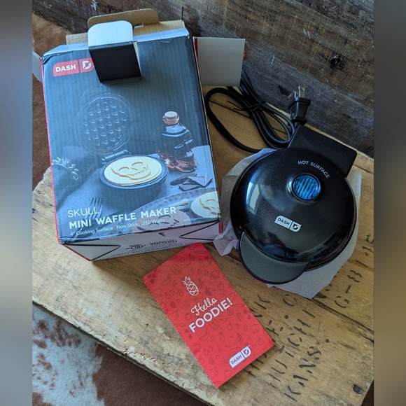 New in Box Dash Mini Skull Electric Waffle Maker - Picture 8 of 16